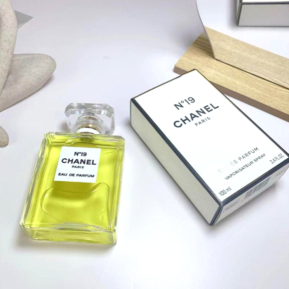 No 19 | Eau de Parfum Spray | Size: 3.4 FL OZ / 100ml